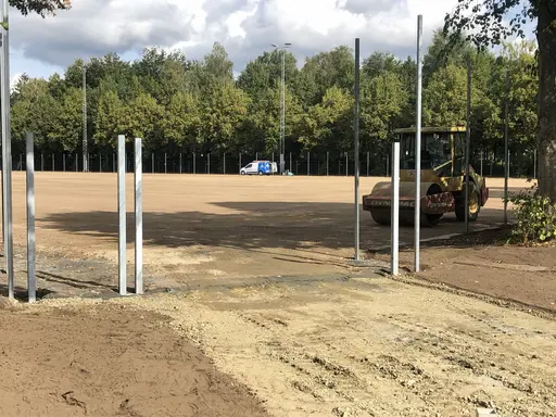 Nu kan man se ett jämnt och fint underlag så snart kan konstgräset läggas på plats. Belysningen börjar komma på plats. Man har också börjat anlägga en lekplats norr om planen. 