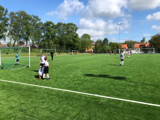 Söndag och det är dags för P10/P11 med två matcher samtidigt på den nylagda konstgräspanen. Planen ser verkligen fin ut och spelet flöt på bra.
