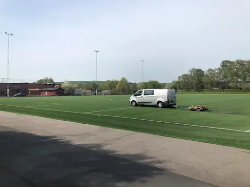 Nu läggs en sista hand vid omläggningen av konstgräsplanen på Svaleboskolan. Om någon dag så kan planen tas i bruk. Det blir skönt att få planen tillbaka. Blev det så här mycket material över?