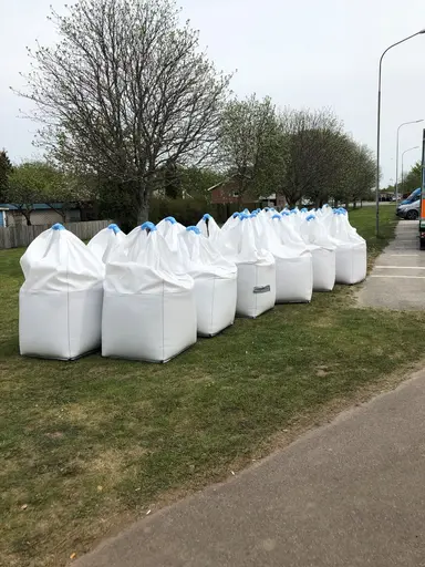 Nu läggs en sista hand vid omläggningen av konstgräsplanen på Svaleboskolan. Om någon dag så kan planen tas i bruk. Det blir skönt att få planen tillbaka. Blev det så här mycket material över?