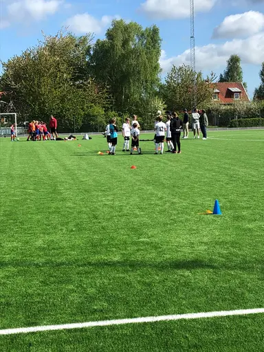 Söndag och det är dags för P10/P11 med två matcher samtidigt på den nylagda konstgräspanen. Planen ser verkligen fin ut och spelet flöt på bra.
