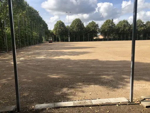 Nu kan man se ett jämnt och fint underlag så snart kan konstgräset läggas på plats. Belysningen börjar komma på plats. Man har också börjat anlägga en lekplats norr om planen. 