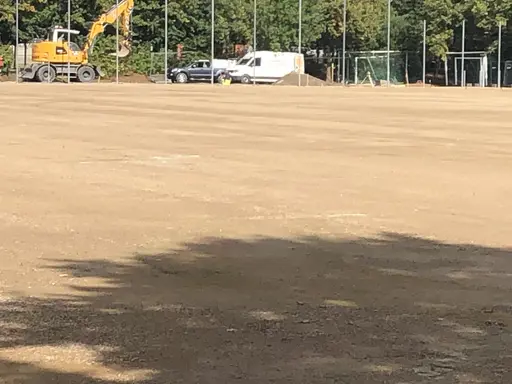 Nu kan man se ett jämnt och fint underlag så snart kan konstgräset läggas på plats. Belysningen börjar komma på plats. Man har också börjat anlägga en lekplats norr om planen. 