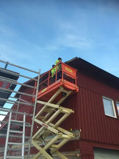 Efter några dagar utan bilder så drar det igång igen. Första transporten med stålstommen kom idag. Rivning av språng på gaveln för att ge plats för stålstommen. Fjärrvärmegraven fylls igen.