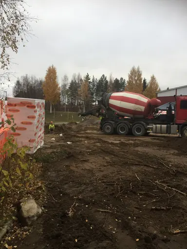 Nu är första gjutningen gjord i gropen mot cykelbanan...