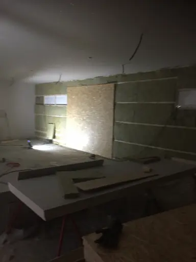 Innerväggarna i servicedel spikas och fasaden är nu komplett