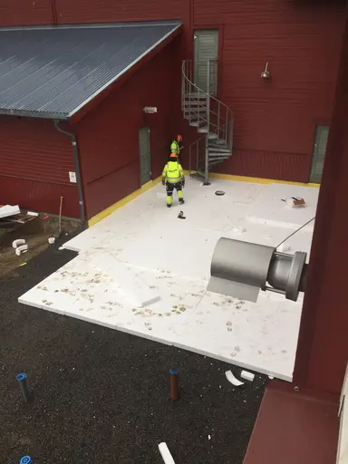 Trappen på baksidan är nu flyttad och isoleringen av service delen påbörjad.