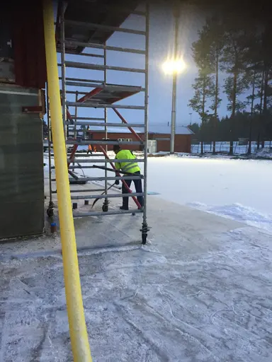 Nu åter upptas jobben efter en veckas stiltje. Fjärrvärmen ska grävas in och snickare börja spik på omklädningsdelen...