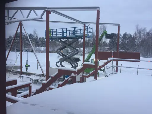 Första på plats och andra påväg av väggsektionerna