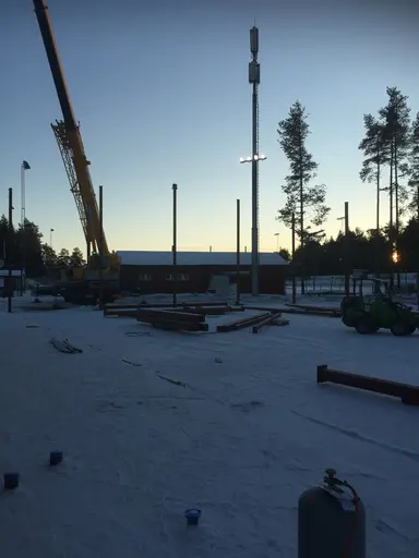 Idag har det hänt mycket, stålstommen är till hälften monterad + att ytterväggen i omklädningen är på plats.