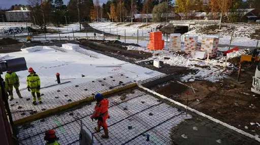 Nu gjuts plattan till servicedelen av bygget..