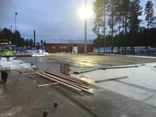 Plattan under sportlgolvet gjuts färdigt idag