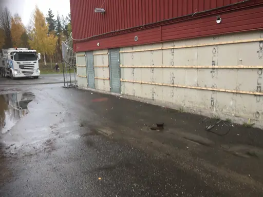 Massor med virke blev det... och panelen på gaveln bortriven för att ge plats till den nya grundplattan...
