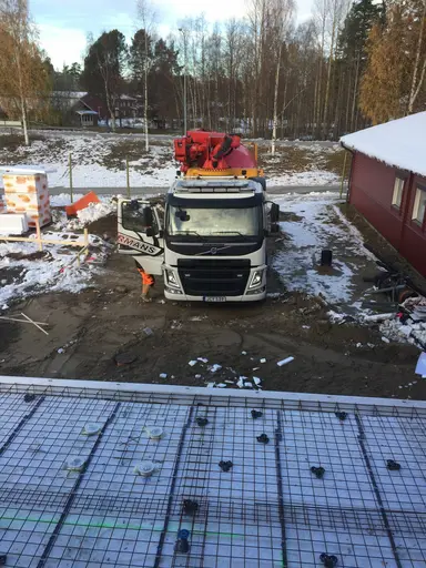 Nu gjuts plattan till servicedelen av bygget..