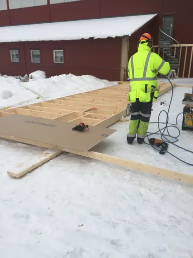 Spikning av väggblock och inkoppling av fjärrvärmen.