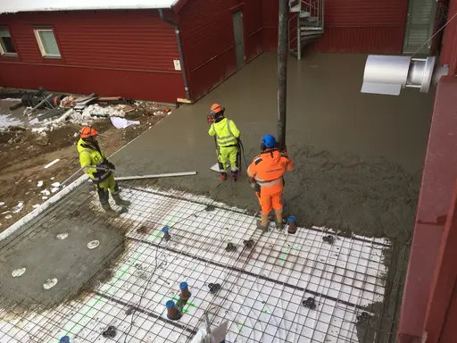 Nu gjuts plattan till servicedelen av bygget..