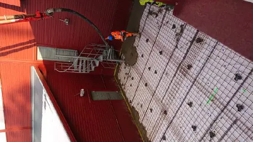 Nu gjuts plattan till servicedelen av bygget..