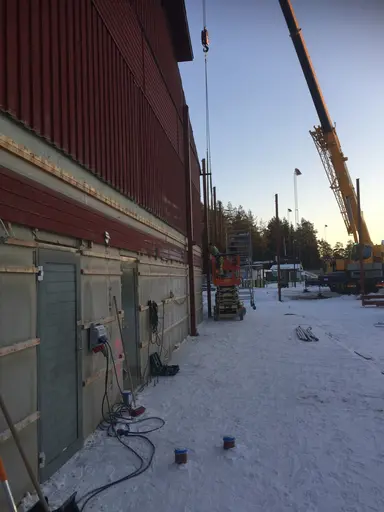 Idag har det hänt mycket, stålstommen är till hälften monterad + att ytterväggen i omklädningen är på plats.