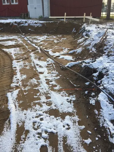 Snön gör sitt första intrång denna säsong. En fiber kabel dyker upp. Halva muren klar.