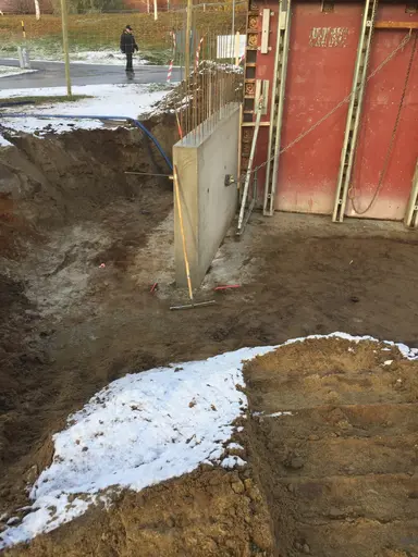 Snön gör sitt första intrång denna säsong. En fiber kabel dyker upp. Halva muren klar.