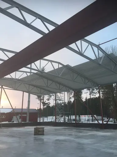 Undertaket på hallen läggs nu.snart startar jobbet med väggarna...