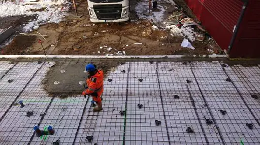 Nu gjuts plattan till servicedelen av bygget..