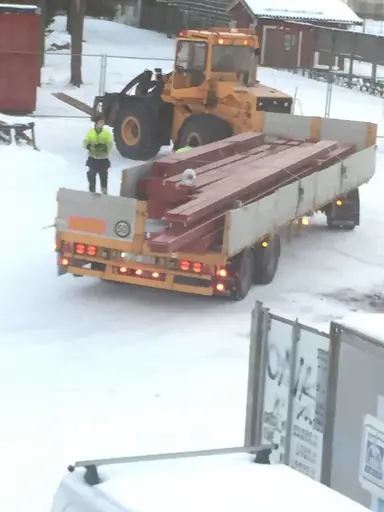 Efter några dagar utan bilder så drar det igång igen. Första transporten med stålstommen kom idag. Rivning av språng på gaveln för att ge plats för stålstommen. Fjärrvärmegraven fylls igen.
