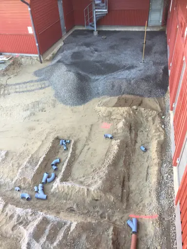 Nu är första gjutningen gjord i gropen mot cykelbanan...
