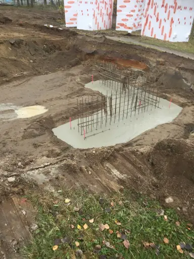 Nu är första gjutningen gjord i gropen mot cykelbanan...