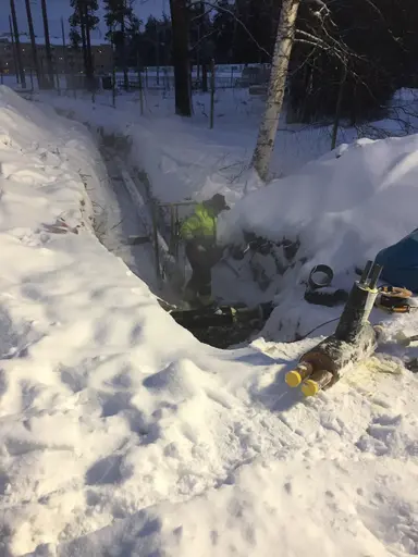 Spikning av väggblock och inkoppling av fjärrvärmen.