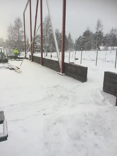 Nu börjar jobbet med att mura upp kanten på ytterväggarna med Leca sten. Takstolar på omklädningsrummen är under montering.