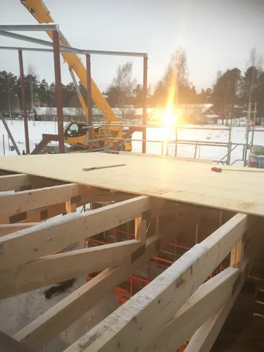 Tak route på omklädningsdelen växer fram