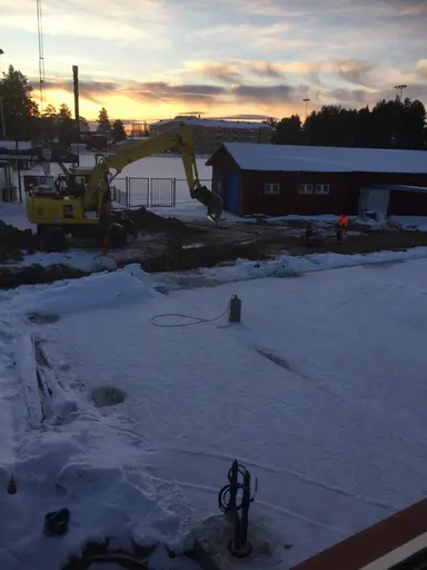 Efter några dagar utan bilder så drar det igång igen. Första transporten med stålstommen kom idag. Rivning av språng på gaveln för att ge plats för stålstommen. Fjärrvärmegraven fylls igen.