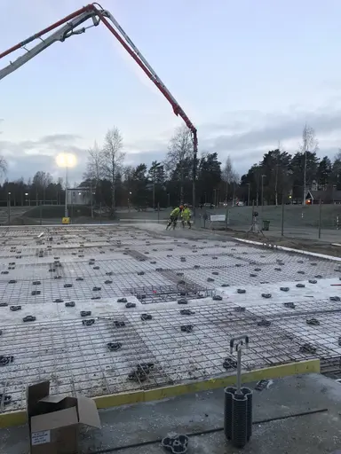 Nu börjar gjutningen av grunden till hallen