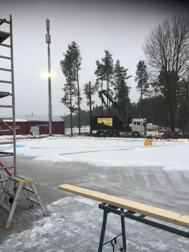Nu åter upptas jobben efter en veckas stiltje. Fjärrvärmen ska grävas in och snickare börja spik på omklädningsdelen...