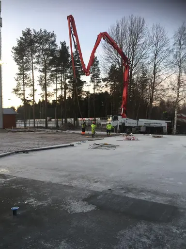 Plattan under sportlgolvet gjuts färdigt idag