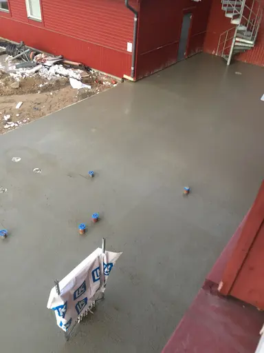 Nu gjuts plattan till servicedelen av bygget..