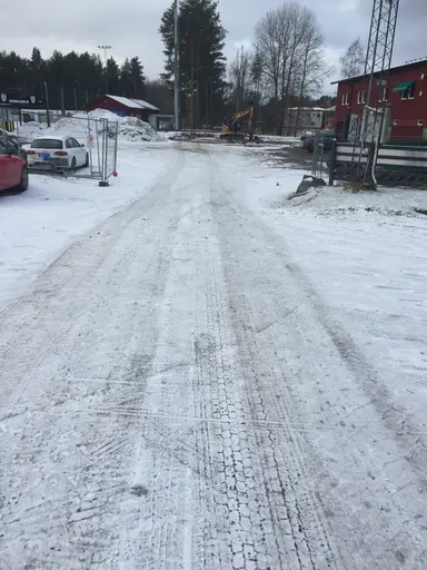 Snön gör sitt första intrång denna säsong. En fiber kabel dyker upp. Halva muren klar.