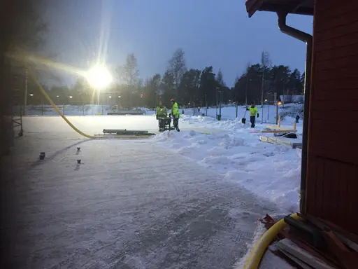 Nu åter upptas jobben efter en veckas stiltje. Fjärrvärmen ska grävas in och snickare börja spik på omklädningsdelen...