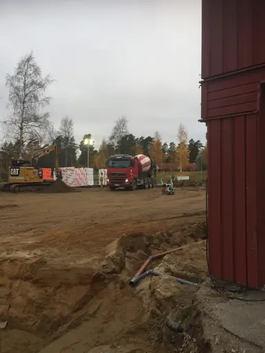 Nu är första gjutningen gjord i gropen mot cykelbanan...