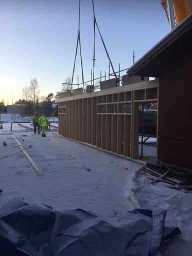 Idag har det hänt mycket, stålstommen är till hälften monterad + att ytterväggen i omklädningen är på plats.