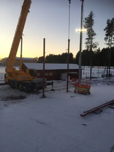 Idag har det hänt mycket, stålstommen är till hälften monterad + att ytterväggen i omklädningen är på plats.