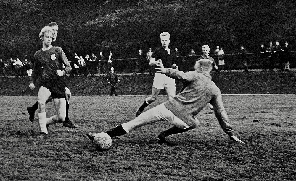 Lennart Johansson rullar bollen förbi Majornas bortfintade målvakt