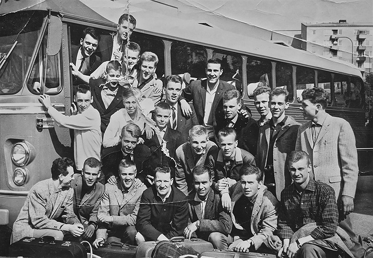 Resväskorna packade och bussen framkörd. Nu drar vi!