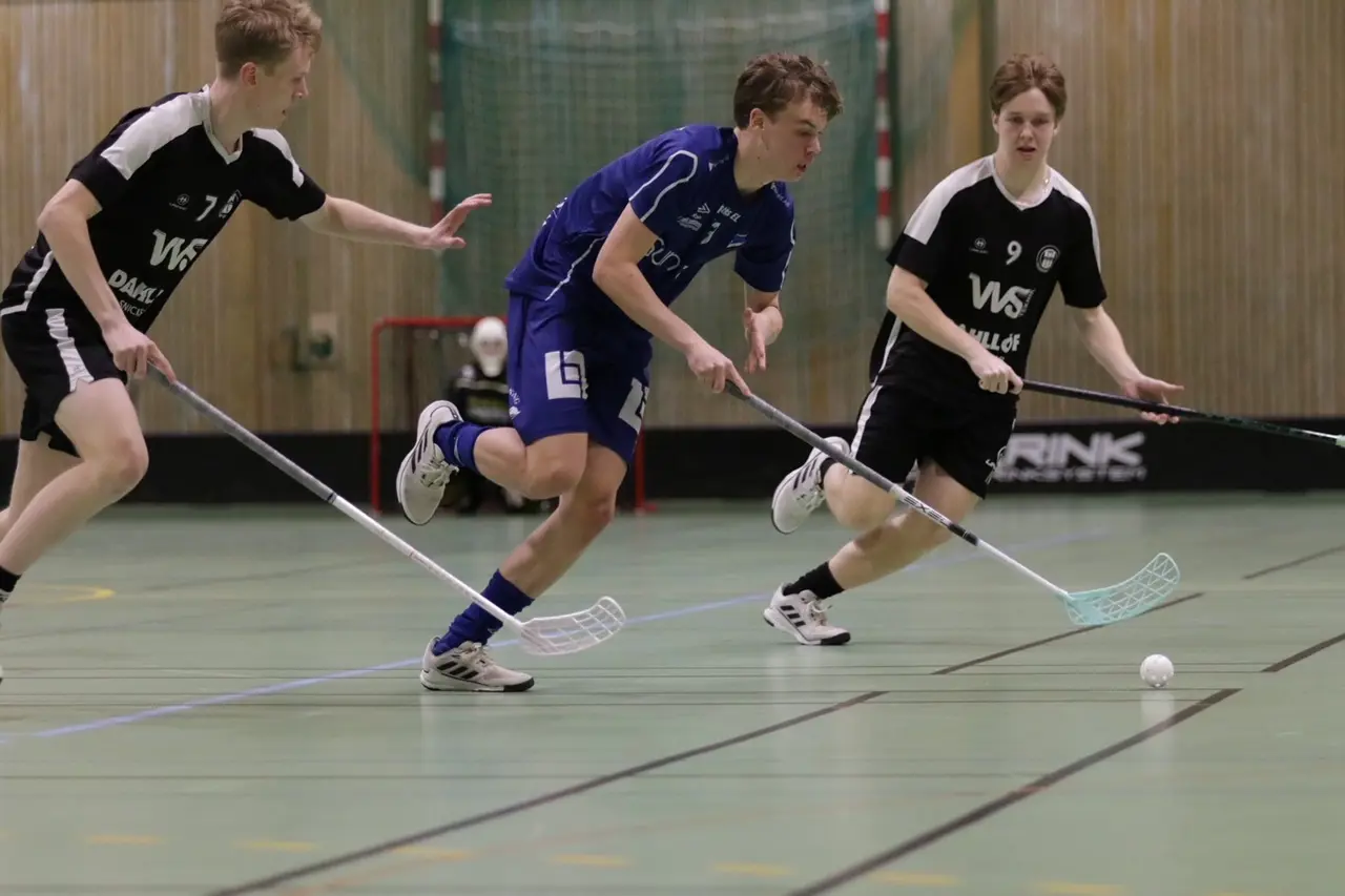 Fabian Fogelberg var het, med tre mål, när FIBF tog tre viktiga poäng mot topplaget Vara IBK.