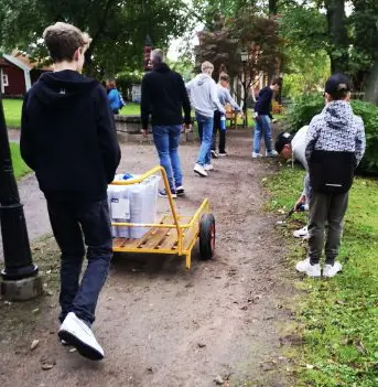 Ordning och reda på grabbarna under sträng uppsikt av Marschallöverstegurun Per.