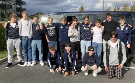 Solen i ögonen och efter omröstning drog vi till Max och intog kalorier. Fröjered och Husqvarna uppradade exemplariskt!