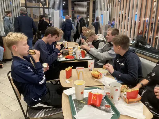 Grabbarna börjar bli stora, då detta var sista Vänerns Pärla. Dock är lekrummet på Mc Donalds fortfarande omåttligt populärt!