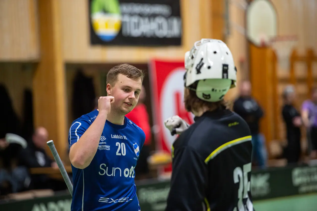 Axel Stäveryd och Victor Bergström nöjda, när man konstaterar att man är klara för div2, nästa säsong.