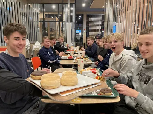 Så ska ett insida lår se ut efter bra täck matchen igenom! Munkar var killarna värda! Obligatorisk tackning av sjunde spelaren.